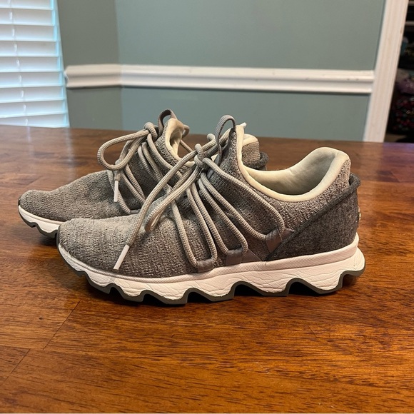 Women’s Sorel Kinetic gray cream sneaker shoe size 7 - Picture 1 of 15